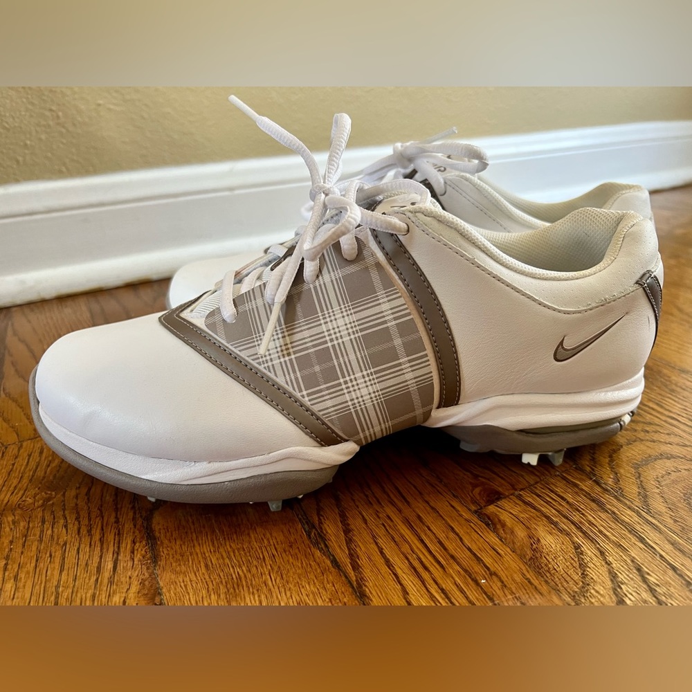 Women’s Nike Air Embellish Golf Shoes Size 8.5